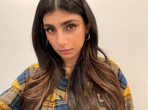 Mia Khalifa acalora Instagram posando en bikini y un vestido sin。